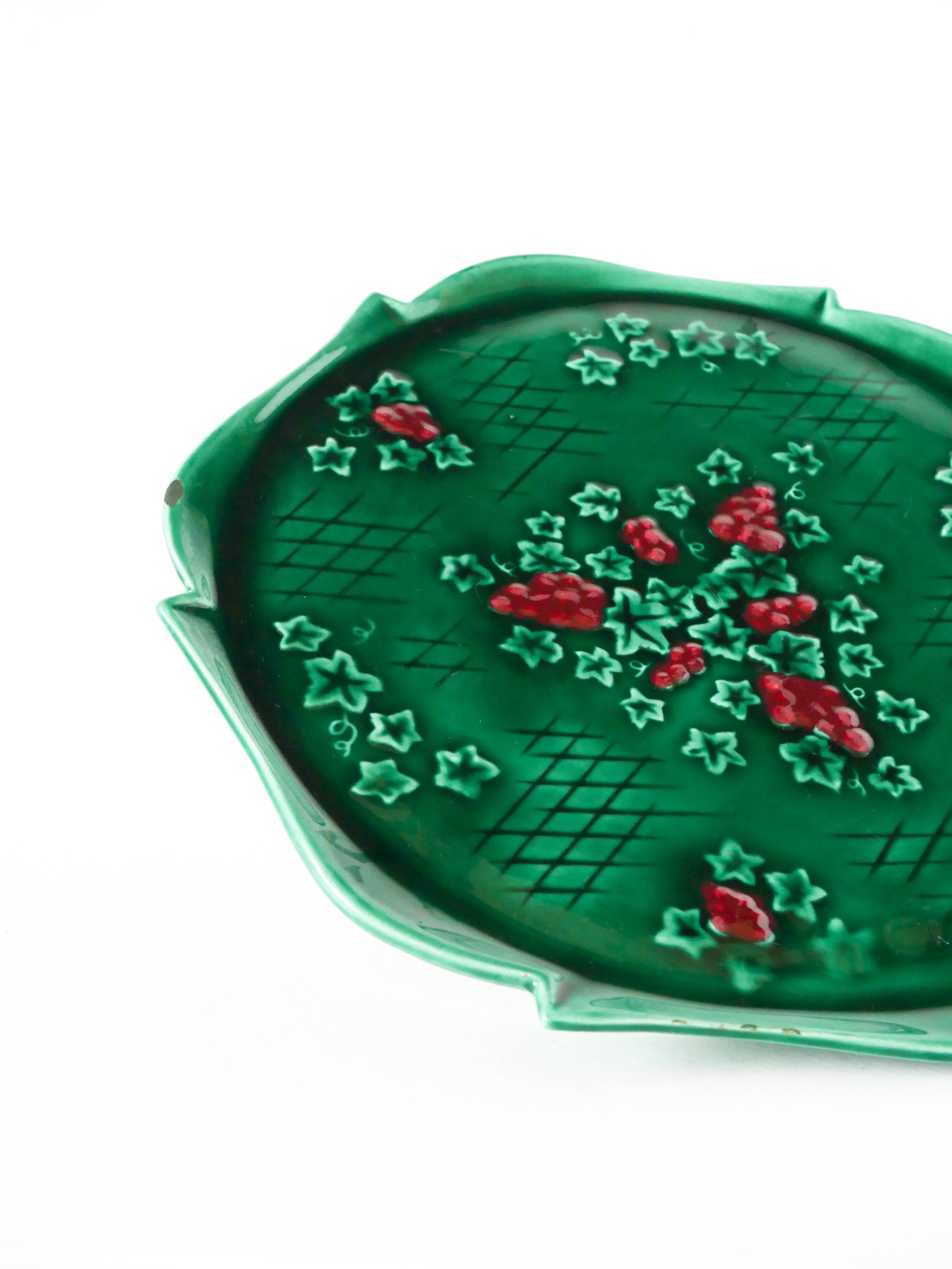 grand plat à gâteaux en barbotine, Vert & Bordeaux, 1970