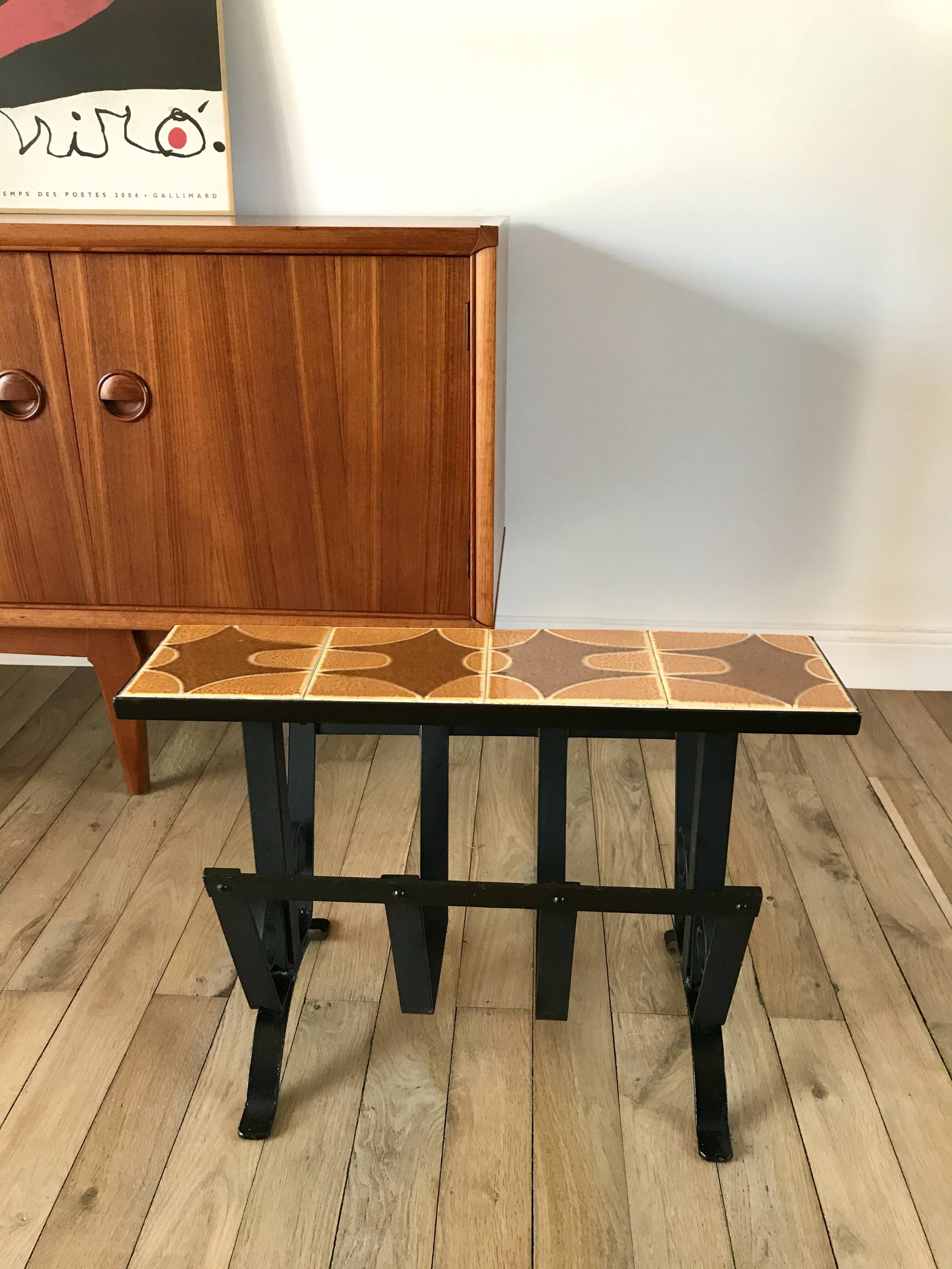Magazine rack in ceramic and black, orange and brown iron from the 70s