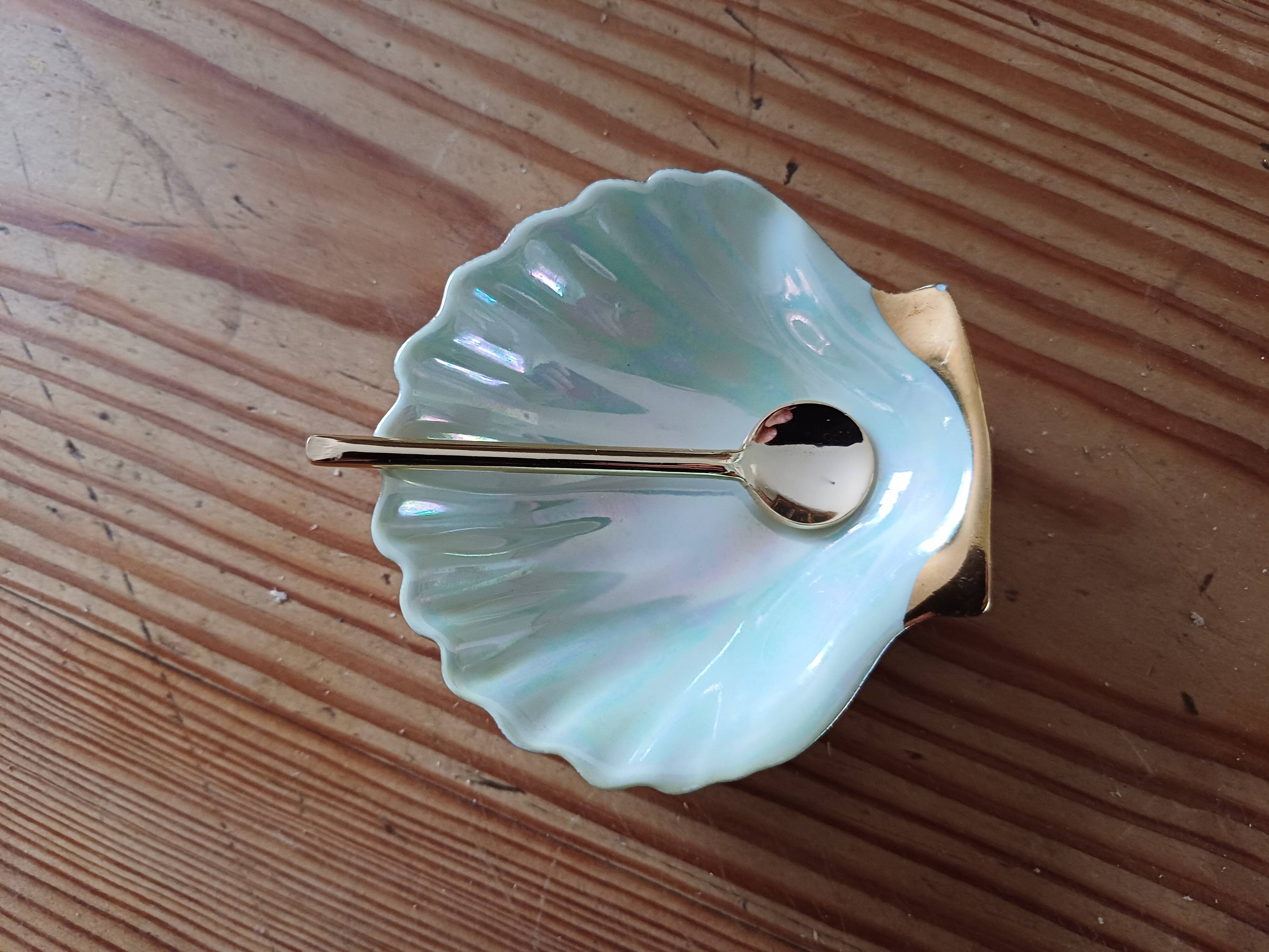 Salt and Pepper Shakers in Limoges Porcelain R.Montigny