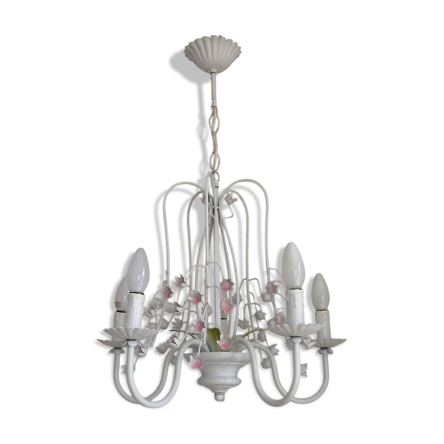 Chandelier vintage en métal blanc à 5 lumières avec des fleurs de glycine roses.