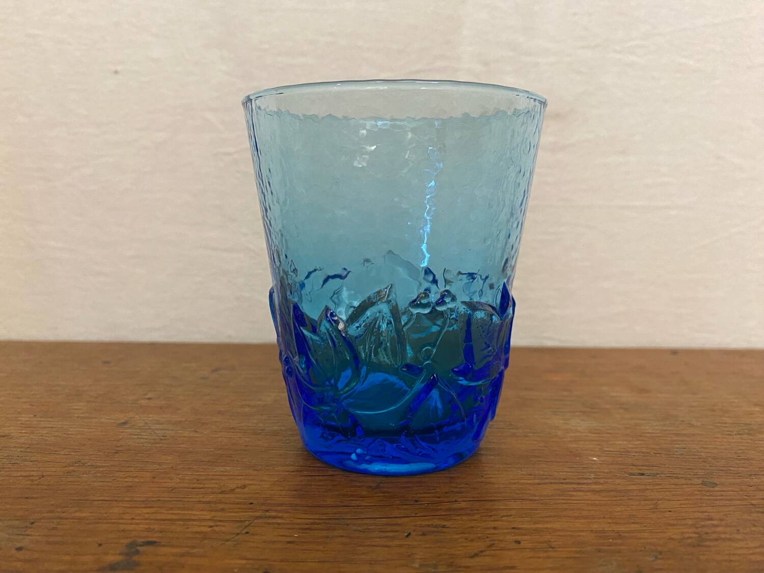 Série de 6 verres à jus verre moulé bleu décor feuilles vintage