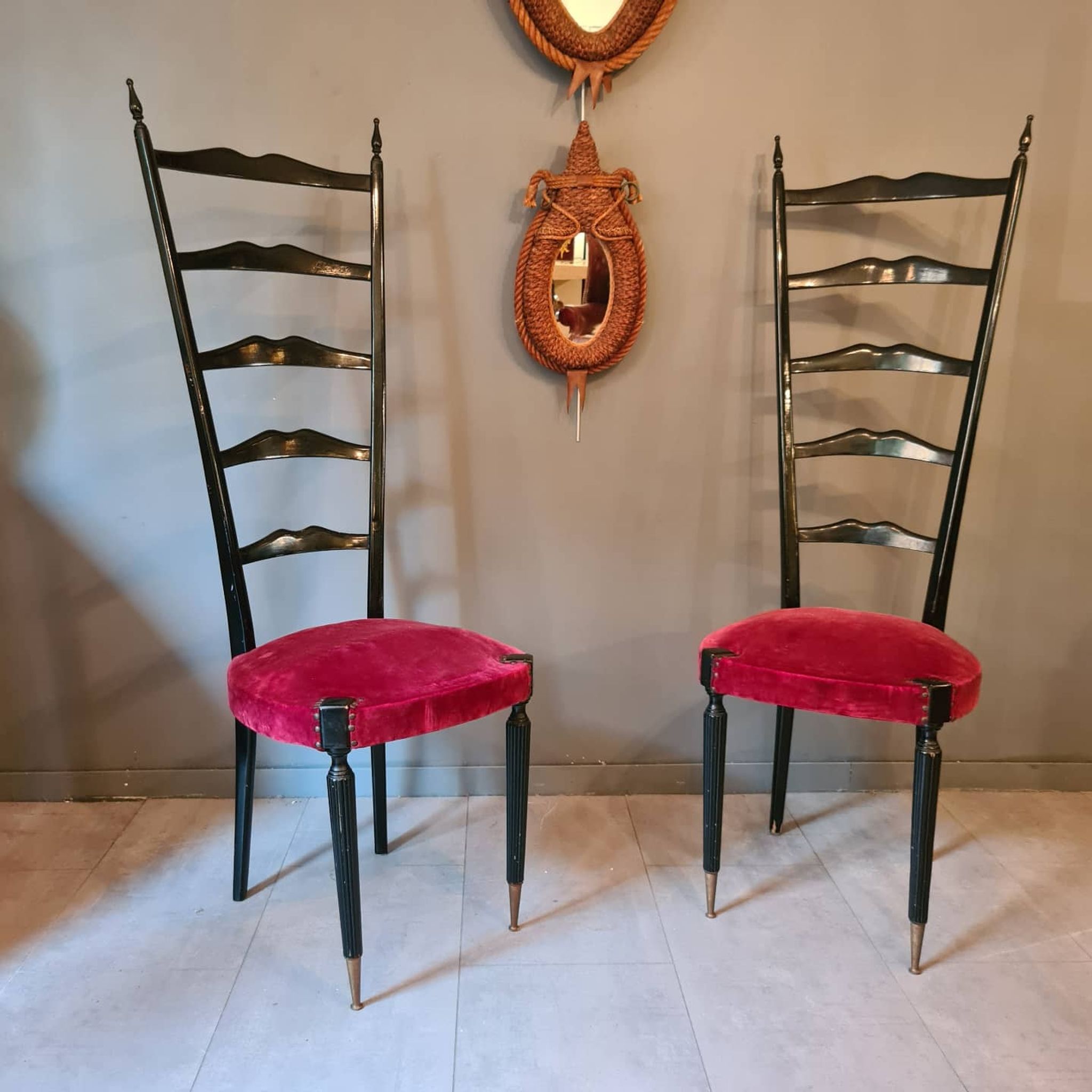 Paire de grandes chaises d’apparat italiennes vintage