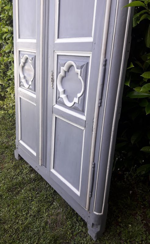 Lyon's 18th-18th-painted walnut façade rechampi