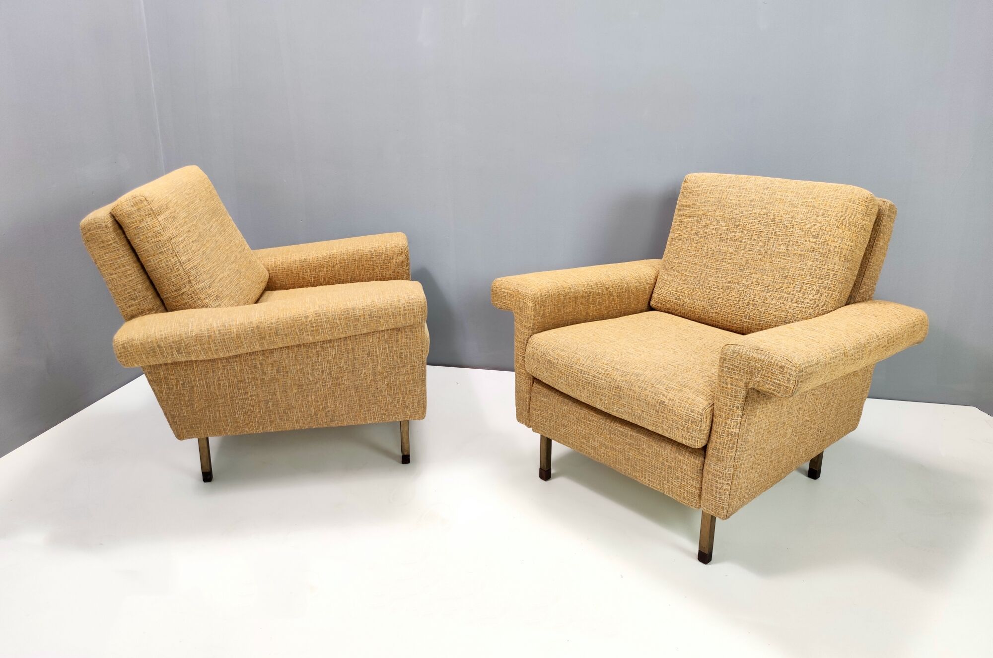 Paire de fauteuils vintage en tissu jaune miel de haute qualité, Italie