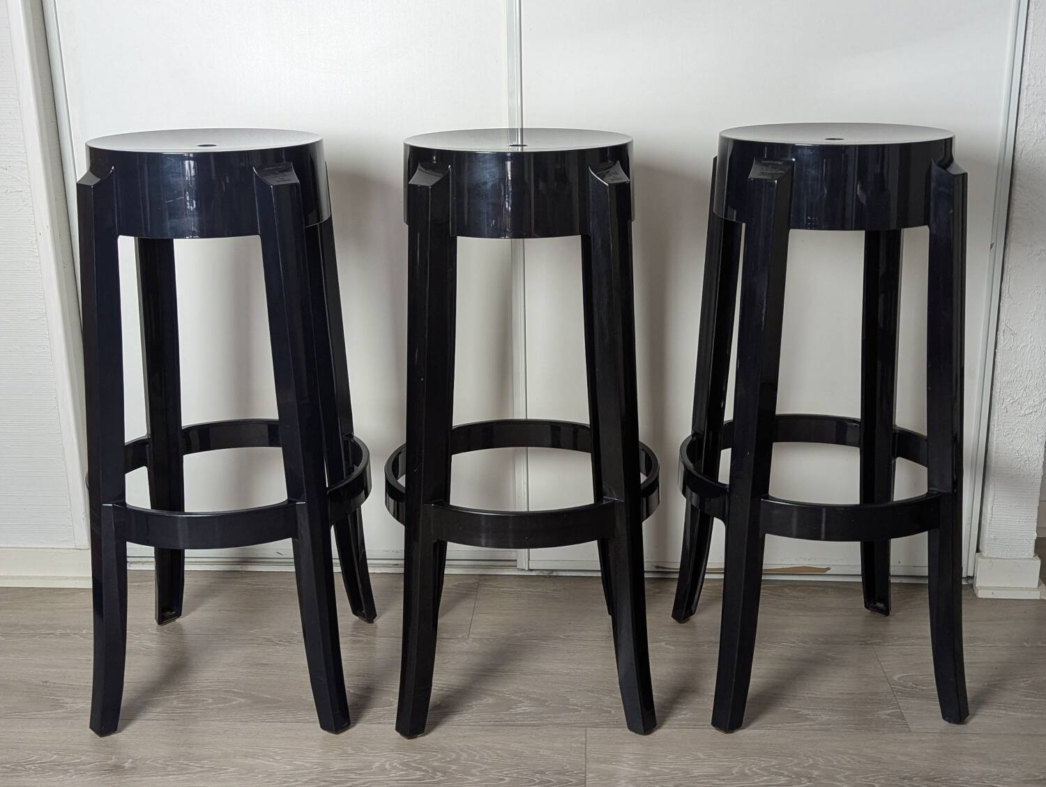 Trois Tabourets hauts, Charles Ghost par Kartell et Starck