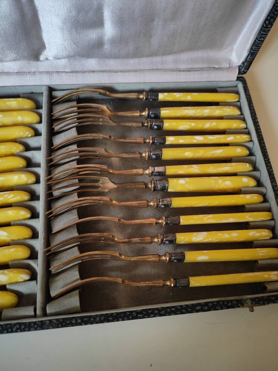 Old bakelite cutlery