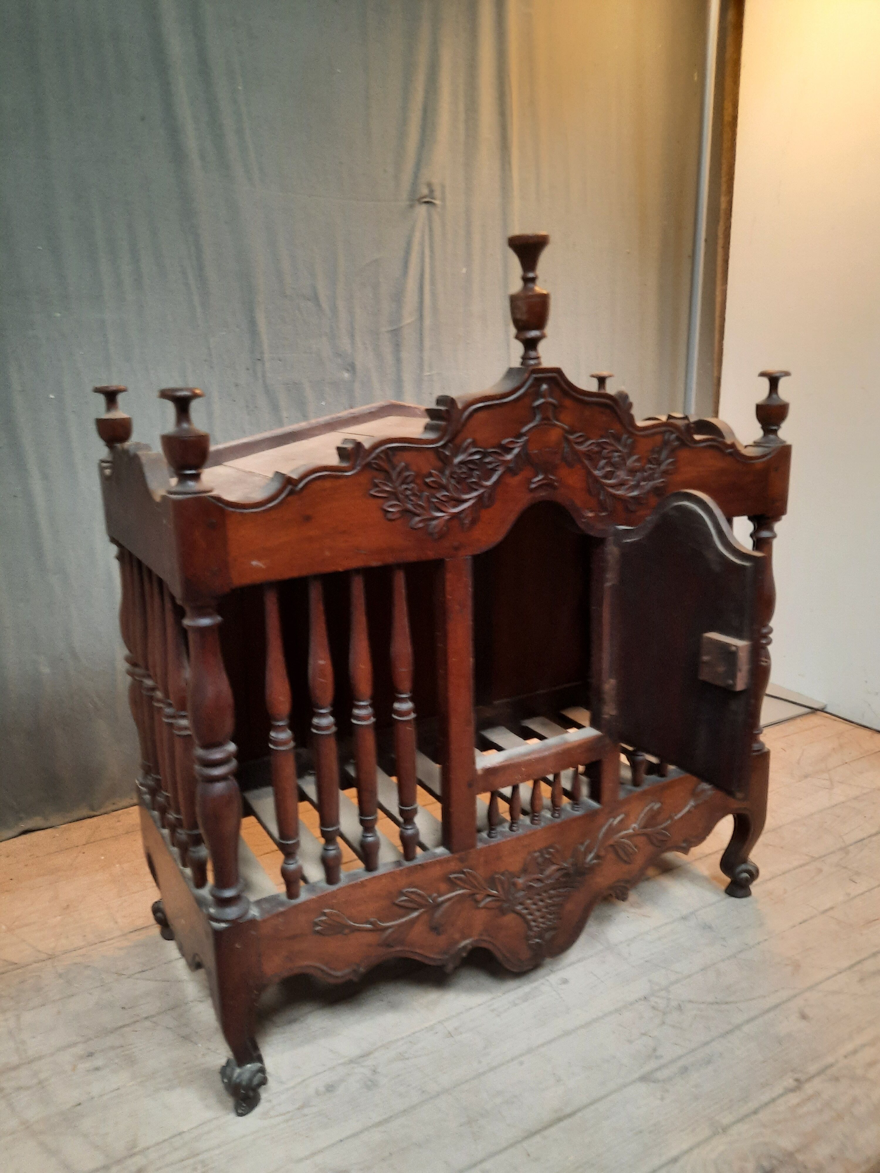 Provençal walnut pannier