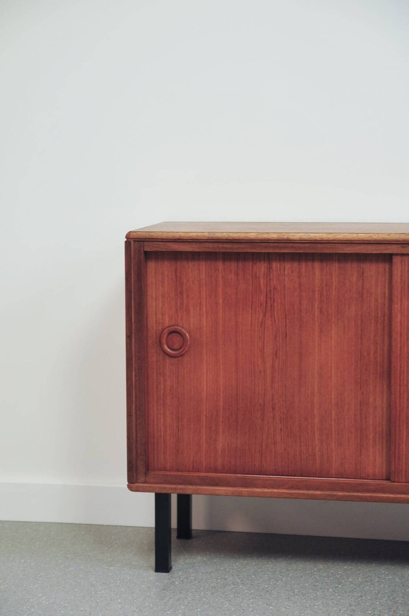 Cabinet en teck vintage avec portes coulissantes