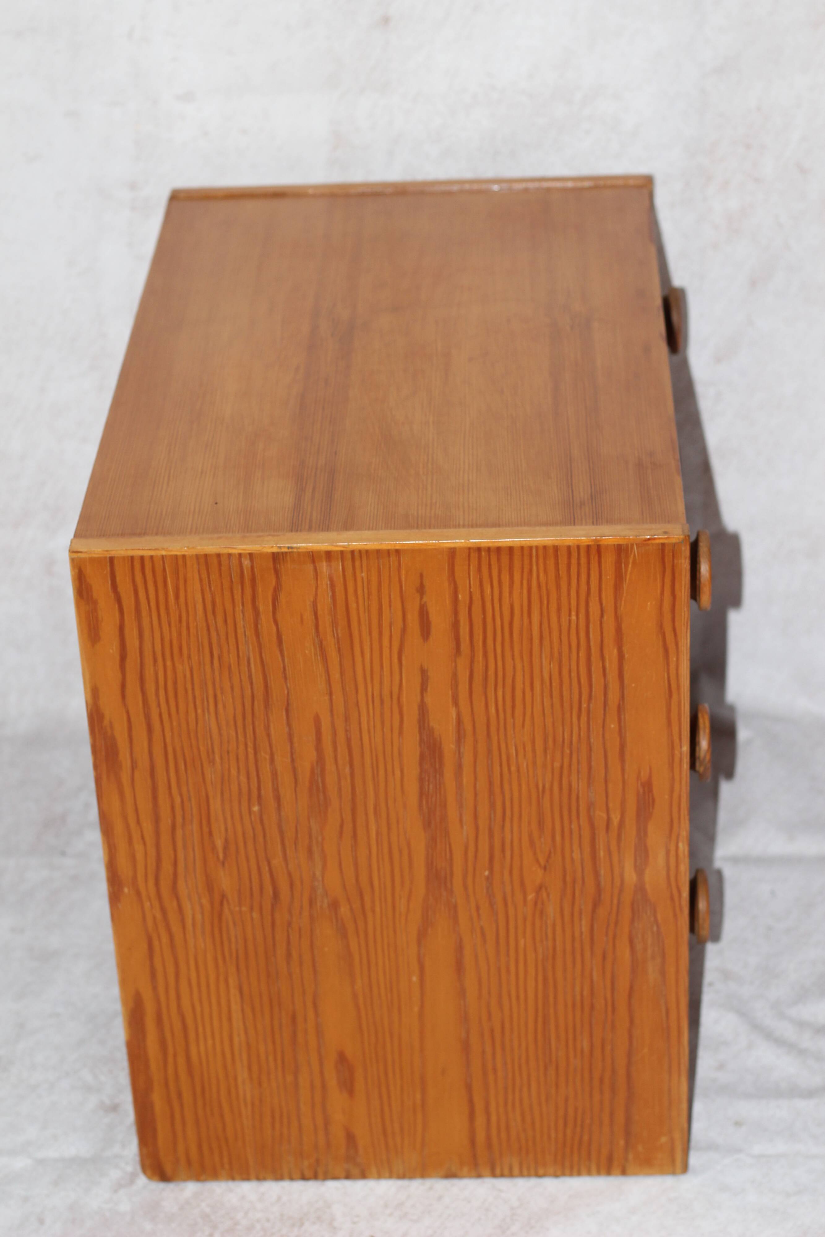 Petite commode en pin scandinave vintage