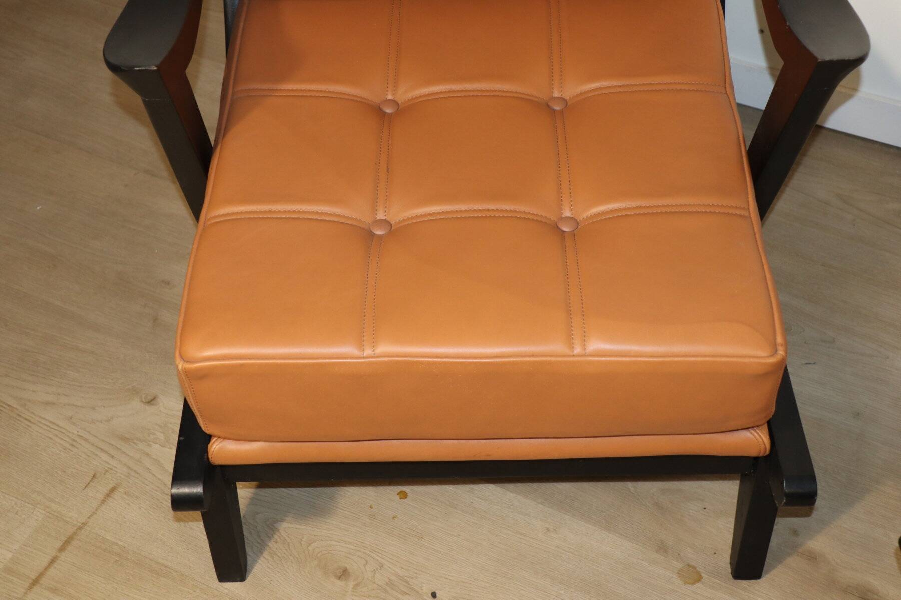 Paire de fauteuils vintage années 50 en bois noir et cuir caramel