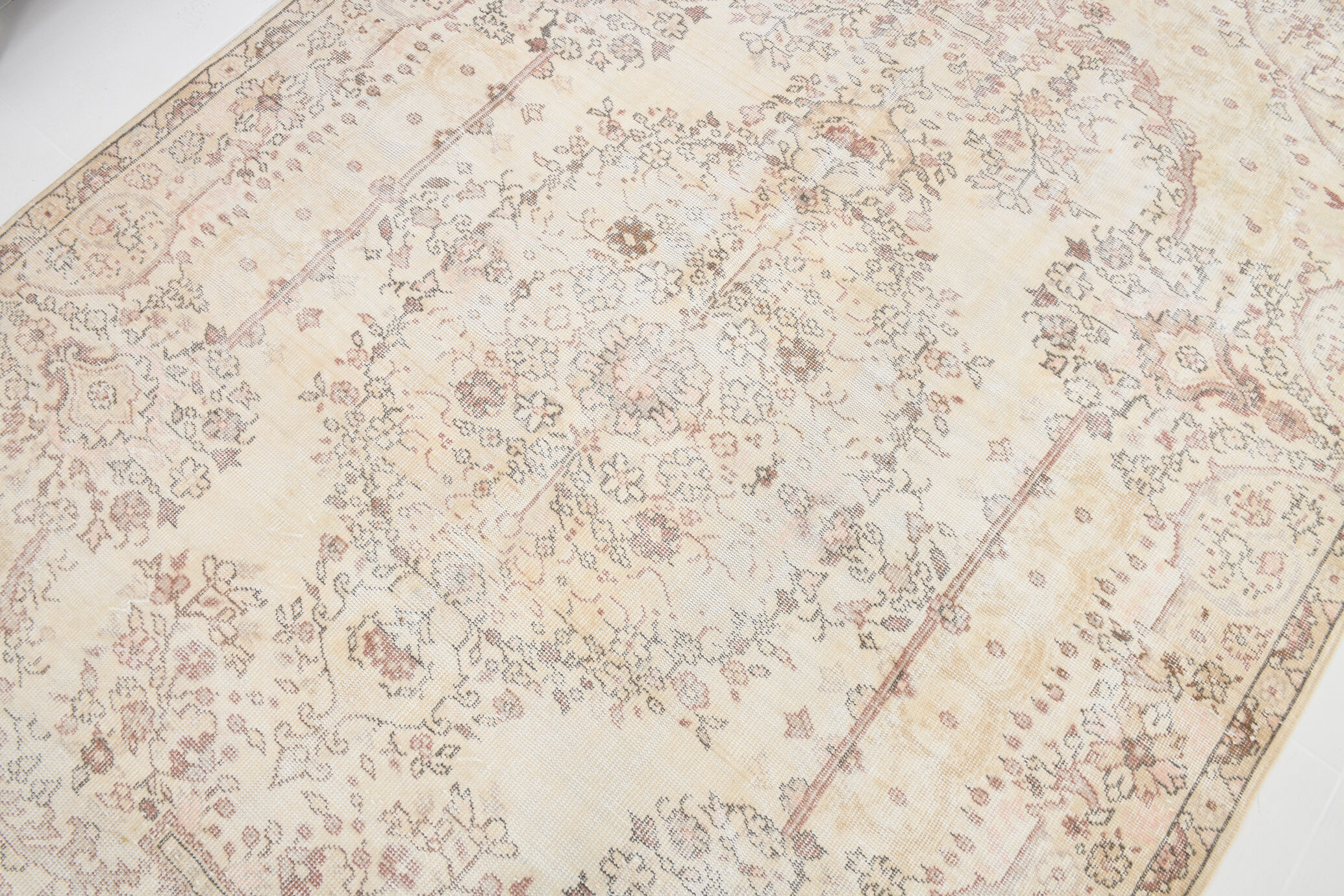 Distressed beige classic carpet 282x193cm