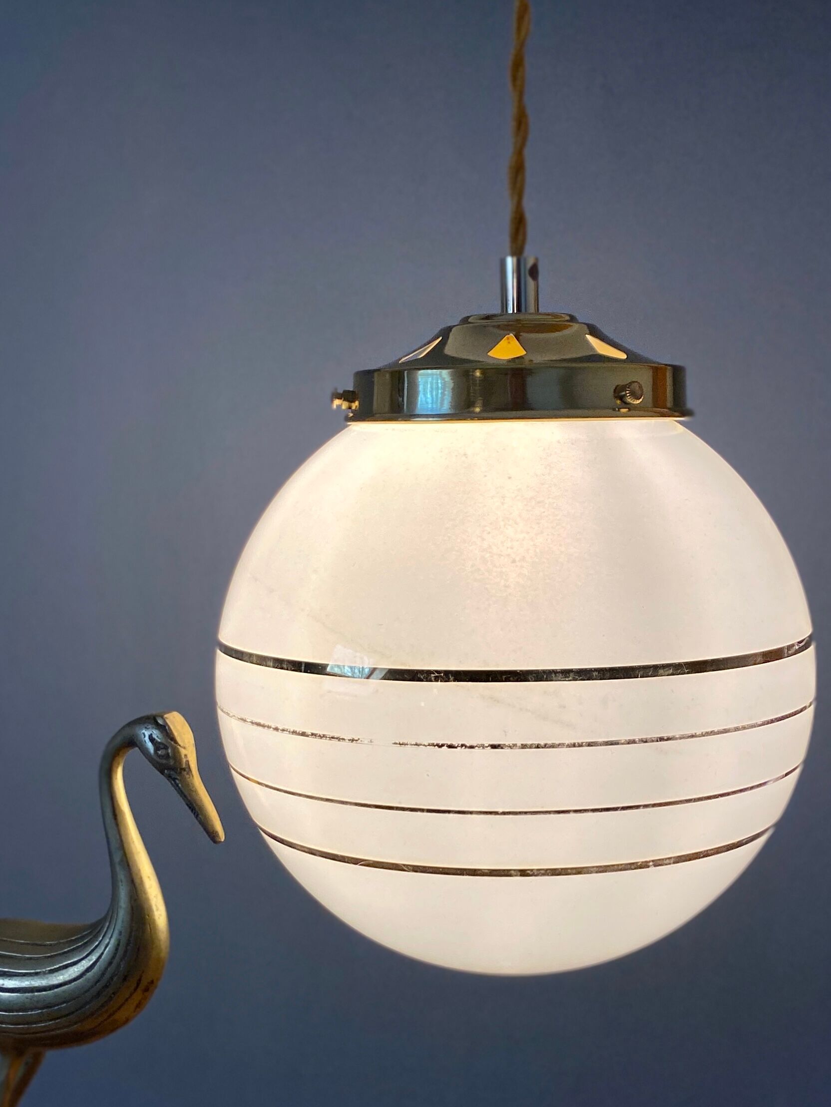 Suspension globe vintage art déco en opaline blanche et dorée