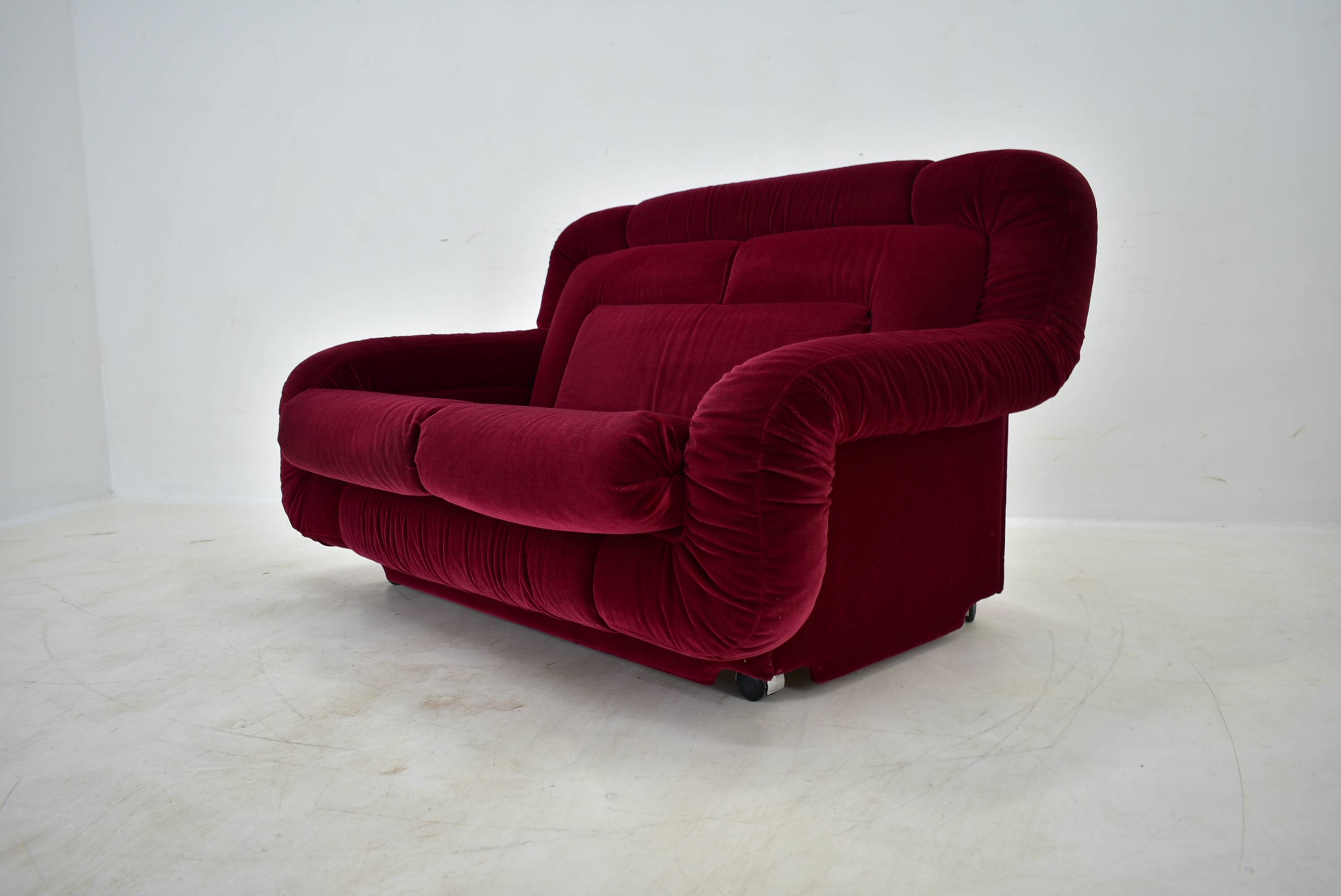 Two-seater canapé, rare from the 1970s, Italy.