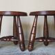 Paire de tabourets bas tripodes vintages en bois tourné