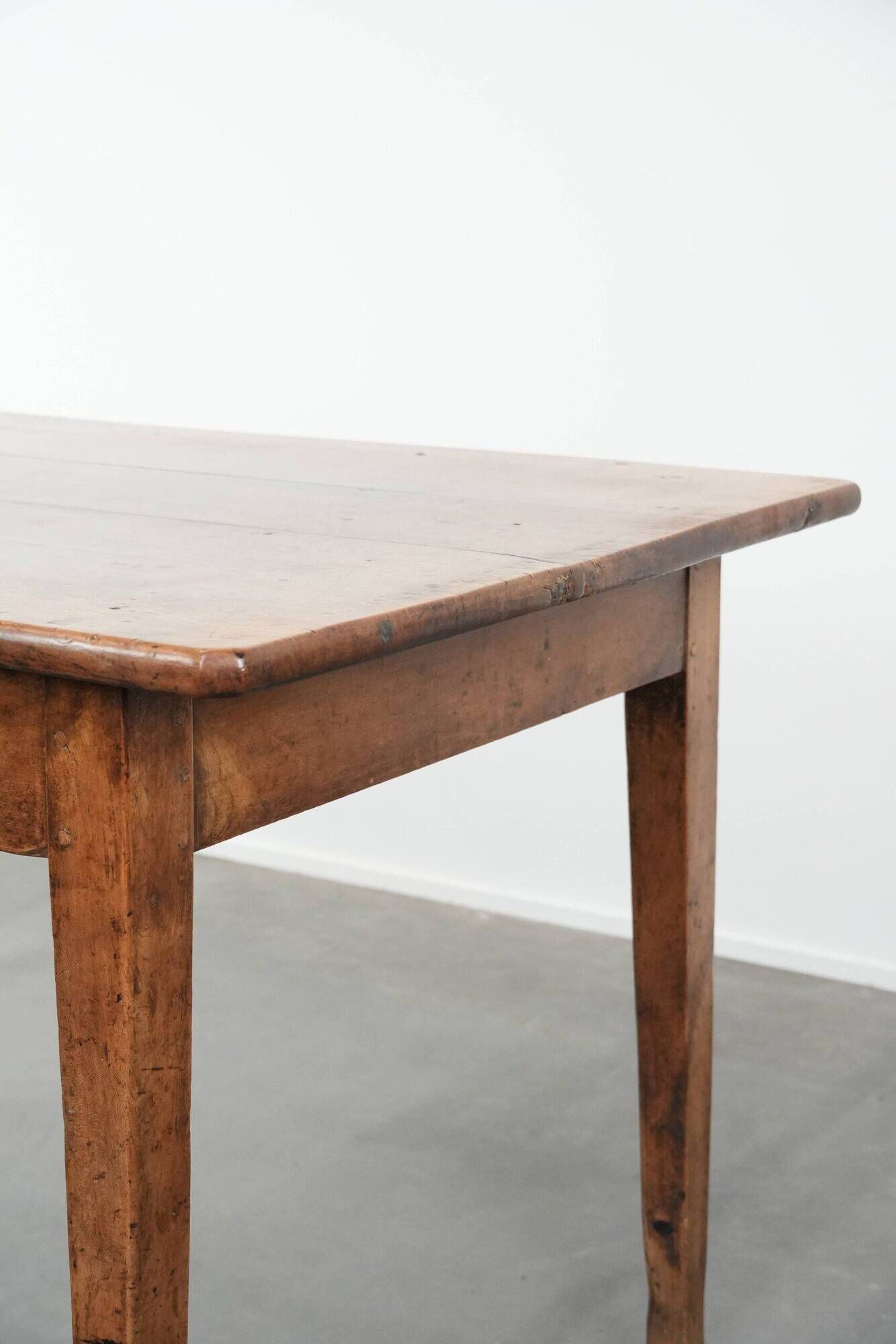 French dining table made of fruitwood from the early 19th century