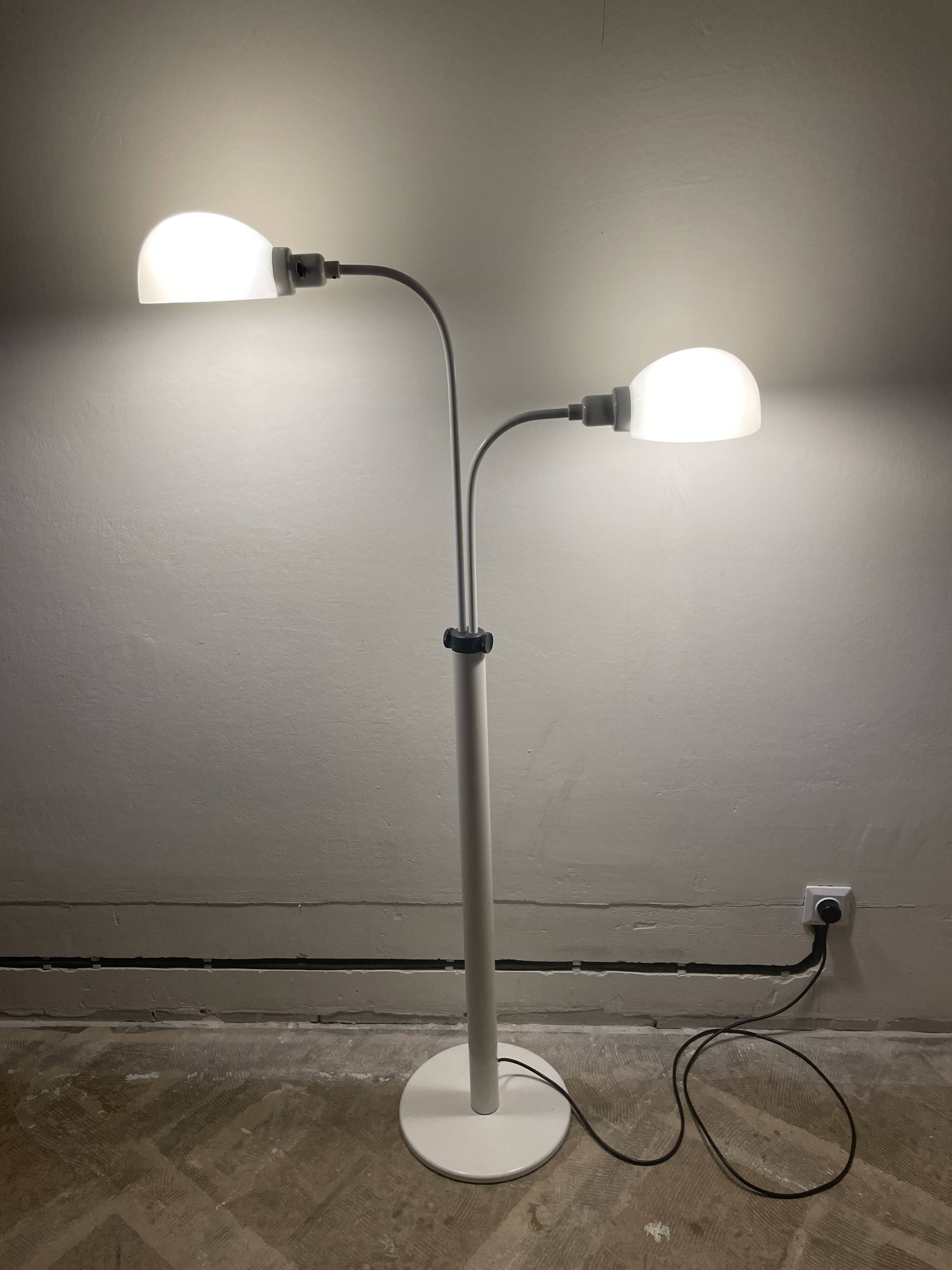 Lampadaire blanc sur pied avec bras rotatifs et abat-jours.