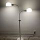 Lampadaire blanc sur pied avec bras rotatifs et abat-jours.