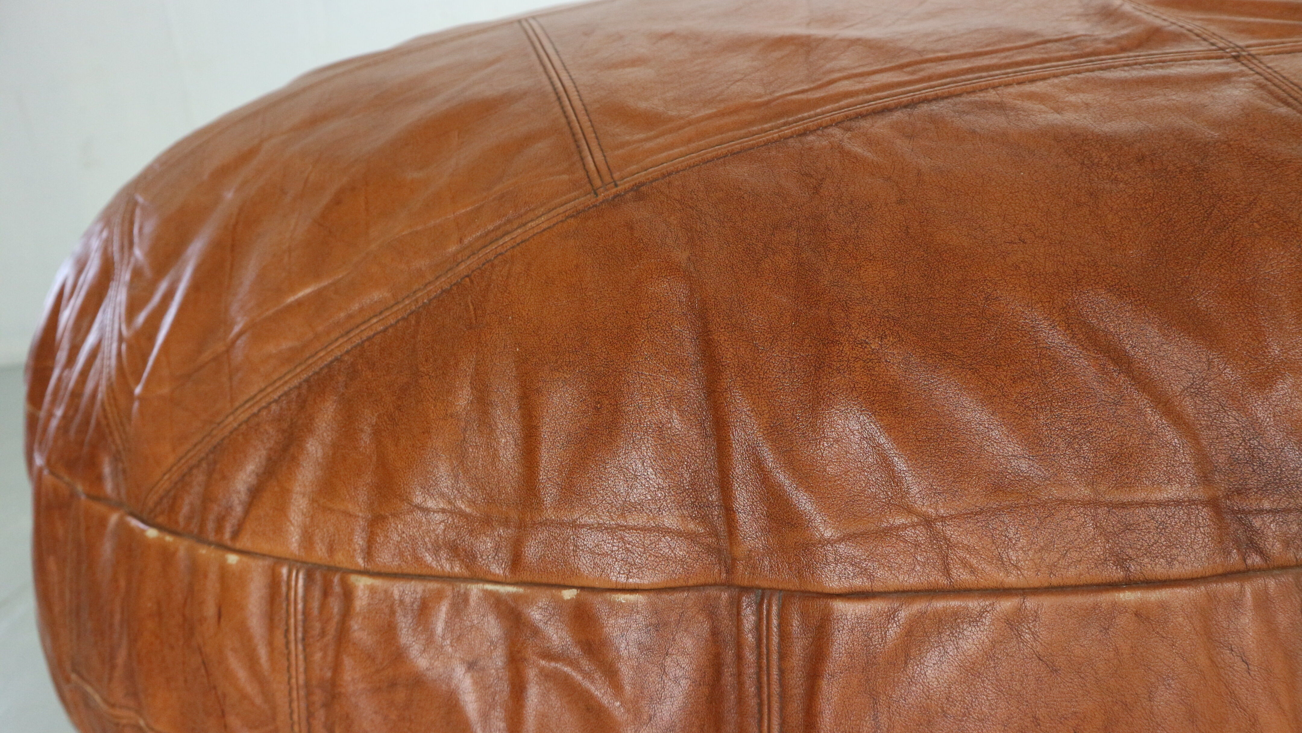 Pouf en cuir de couleur cognac 1960