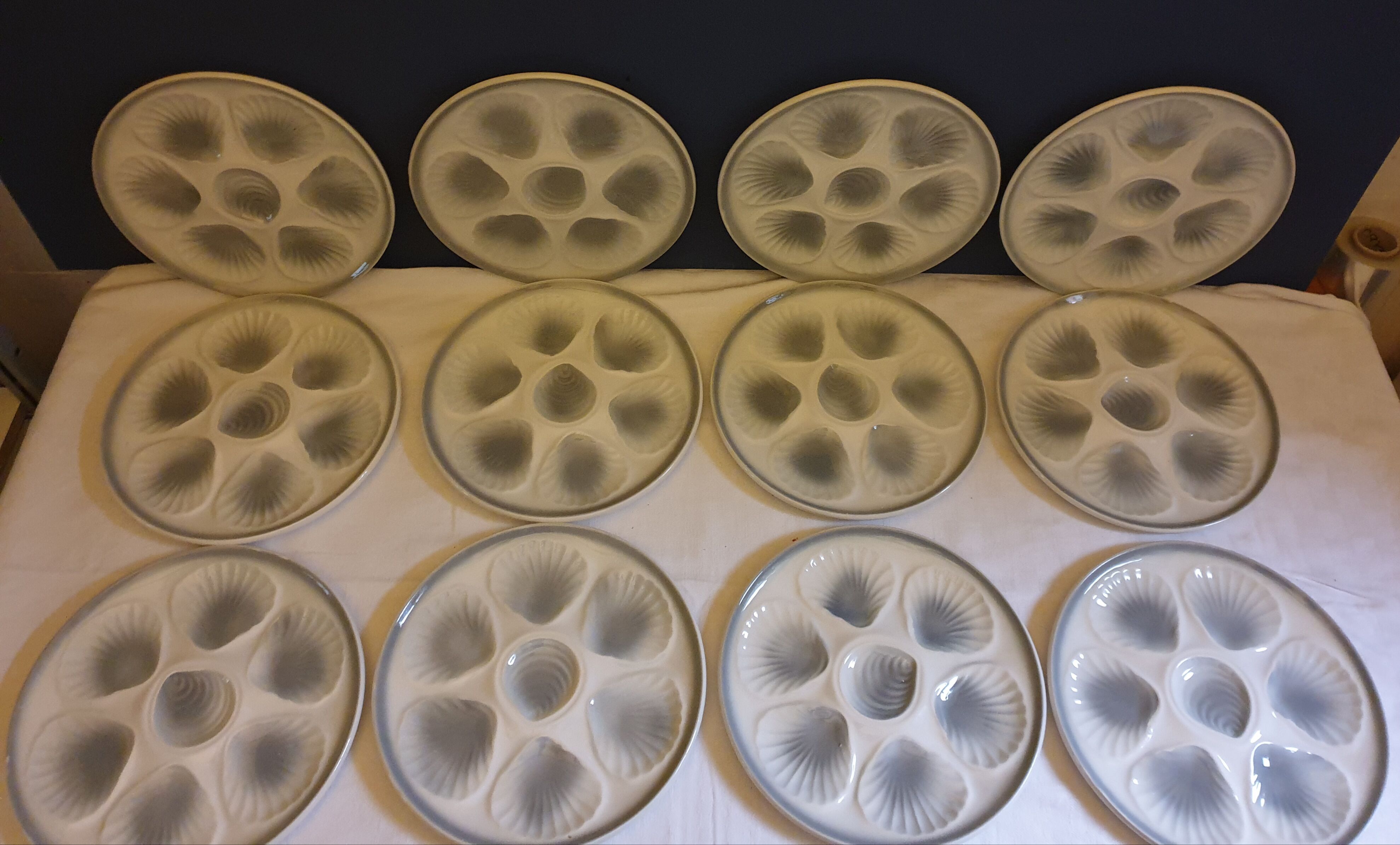 Suite of 12 oyster plates