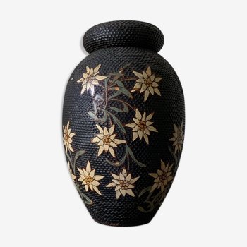 Wooden flower pattern vase