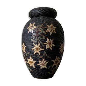 Wooden vase with flower pattern
