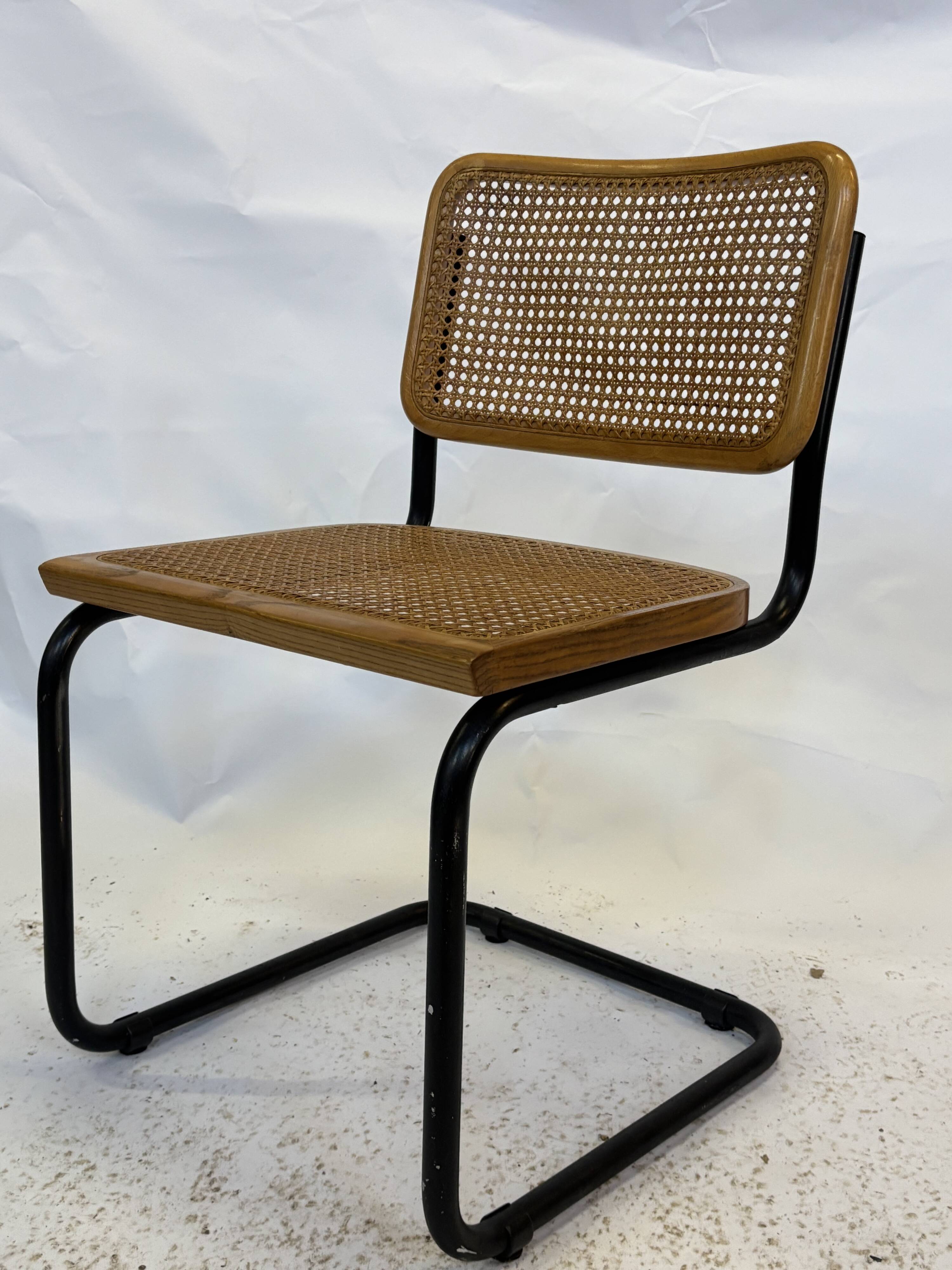 Ensemble de 4 chaises Cesca B32 conçues par Marcel Breuer, cadre noir.