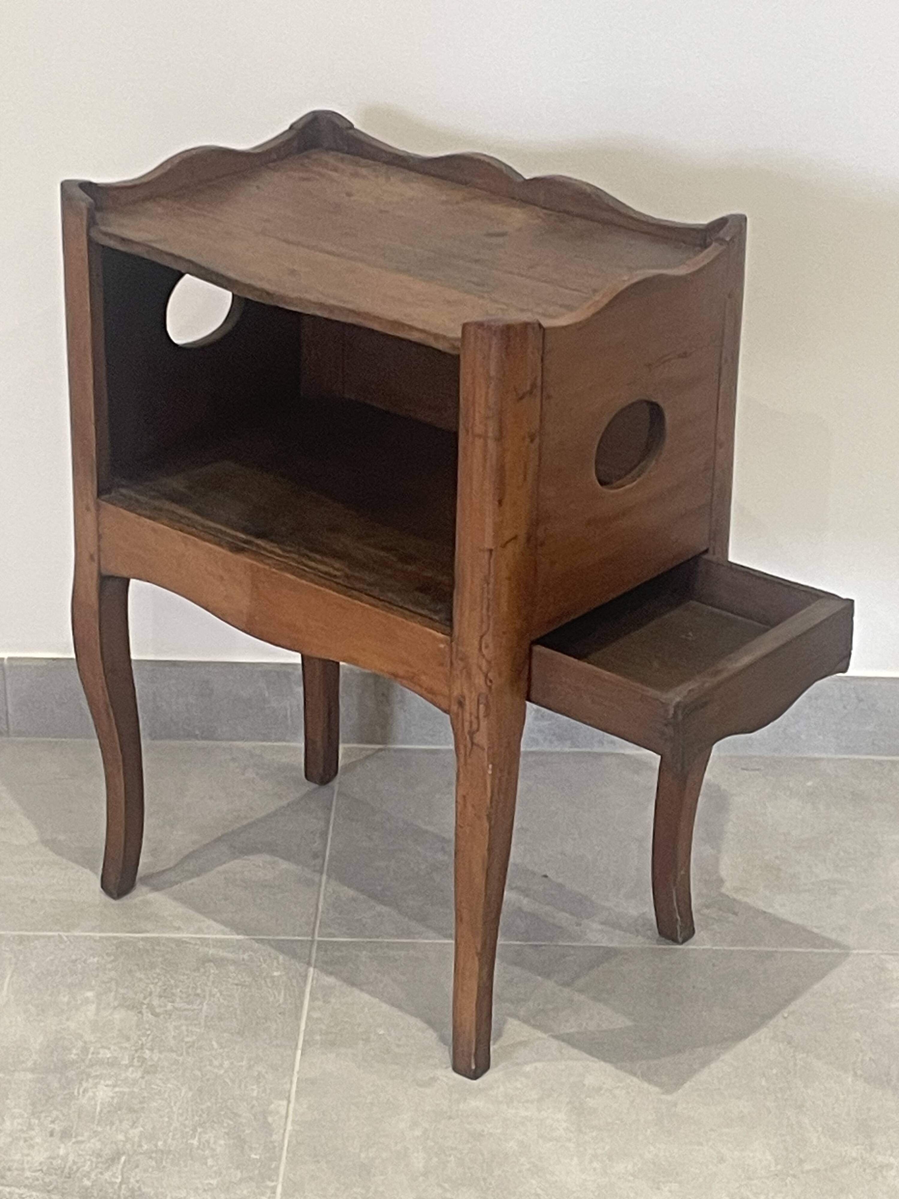 Side bedside table in natural wood with discreet side drawer