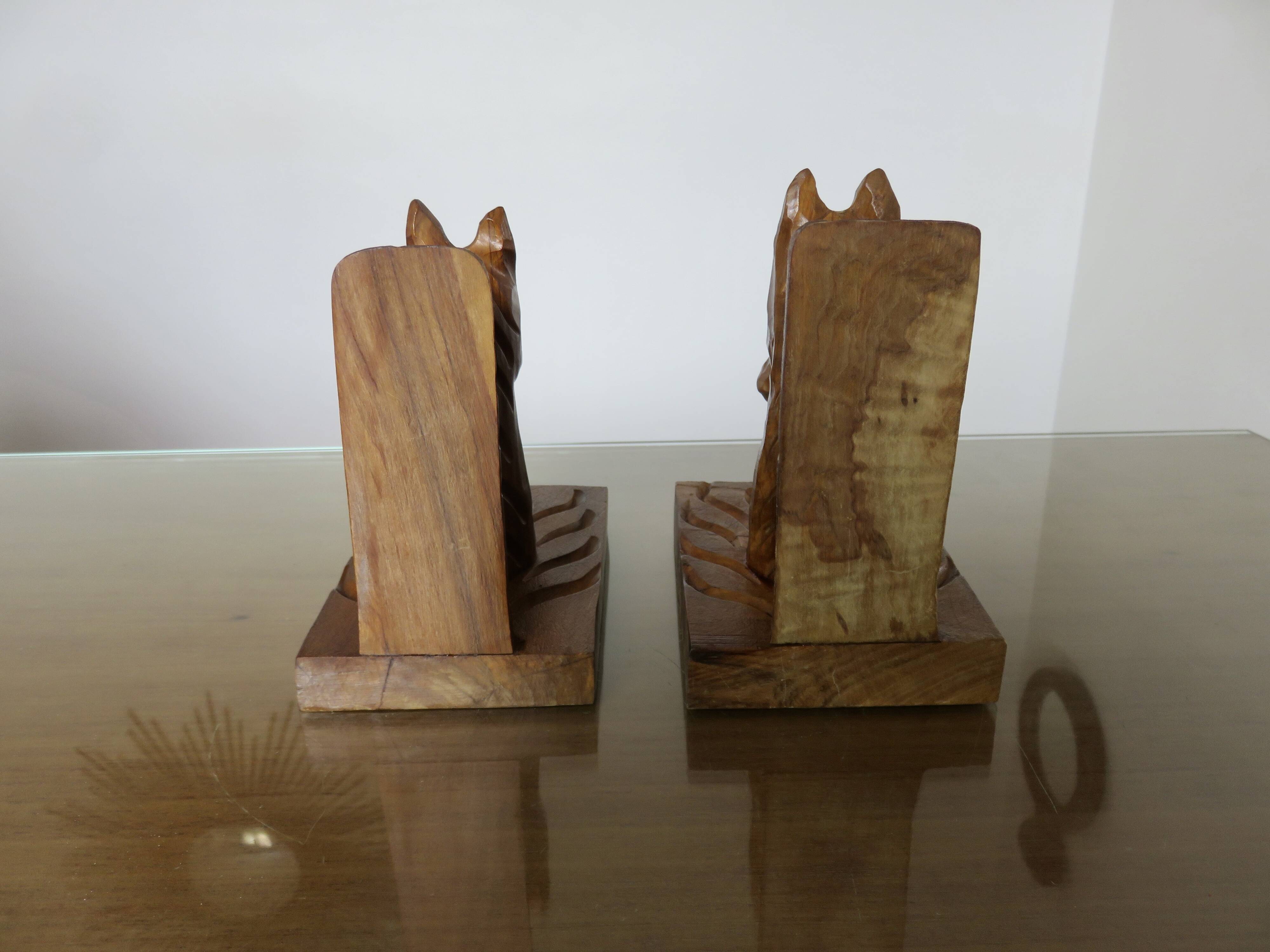 Paire de serre livres "chevaux" en bois de hêtre taillé à la gouge, 30-40