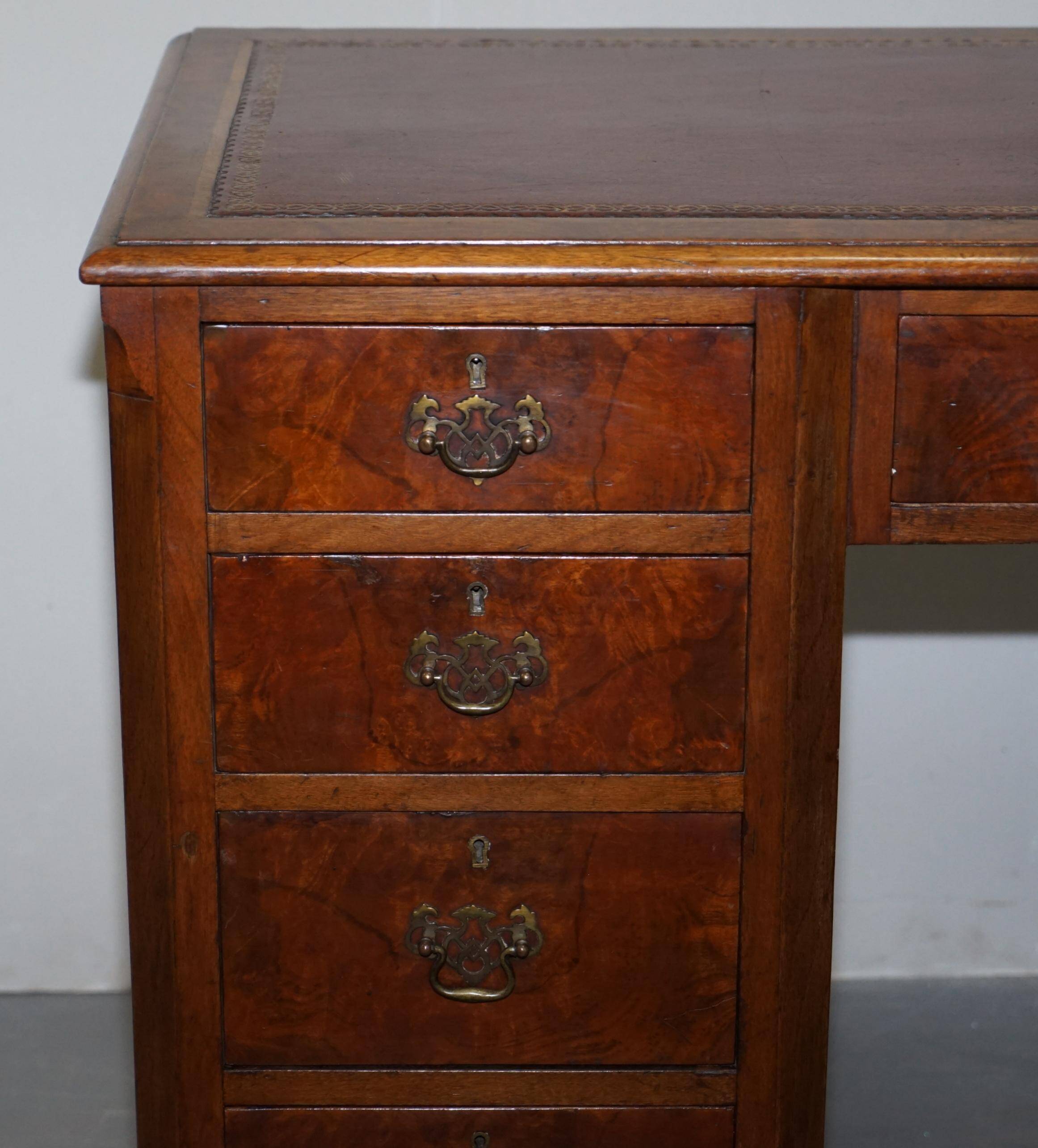 Bureau partenaire à deux caissons en noyer burr victorien avec plateau en cuir