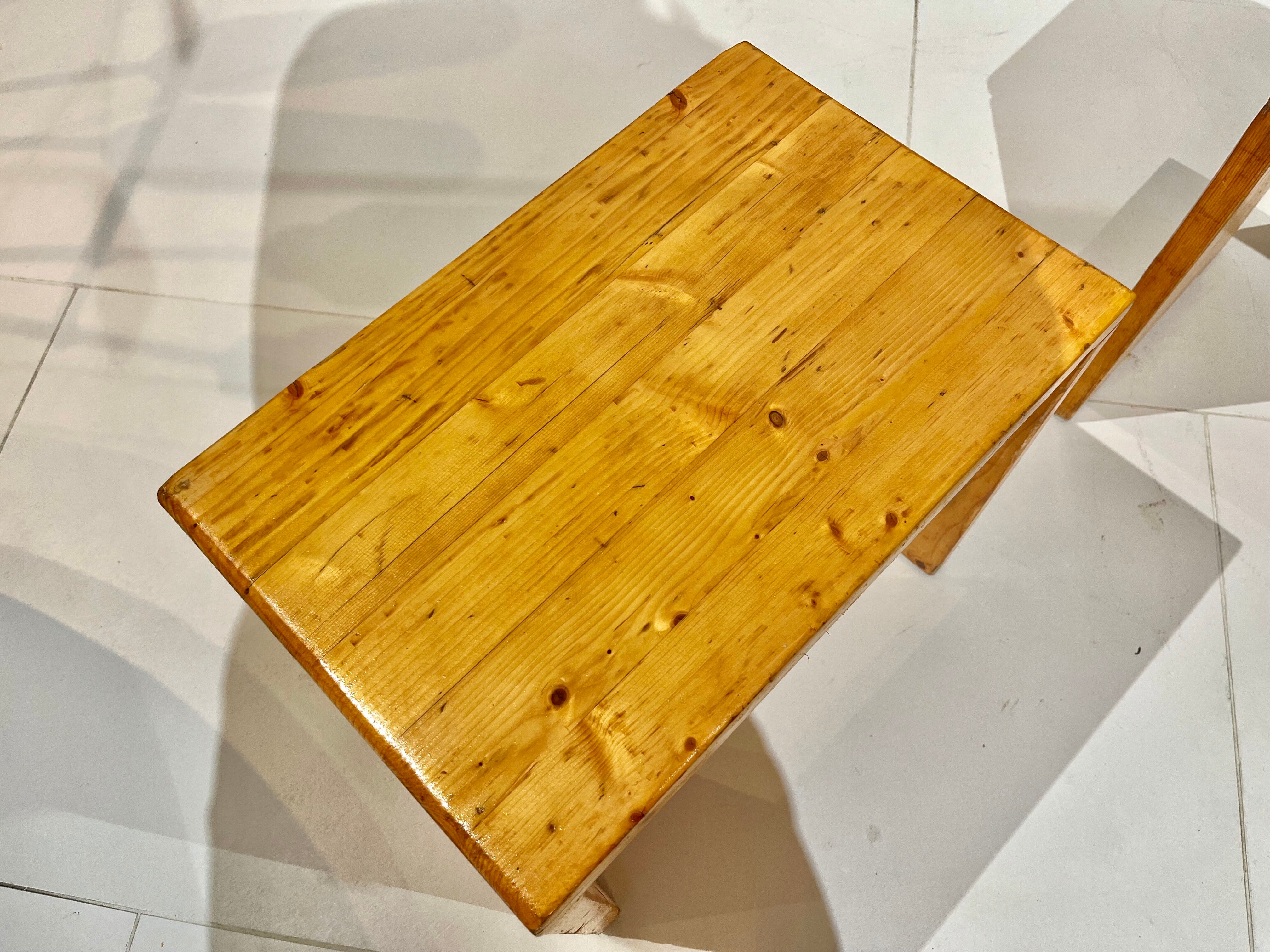 Set of 2 pine stools model "les Arcs"