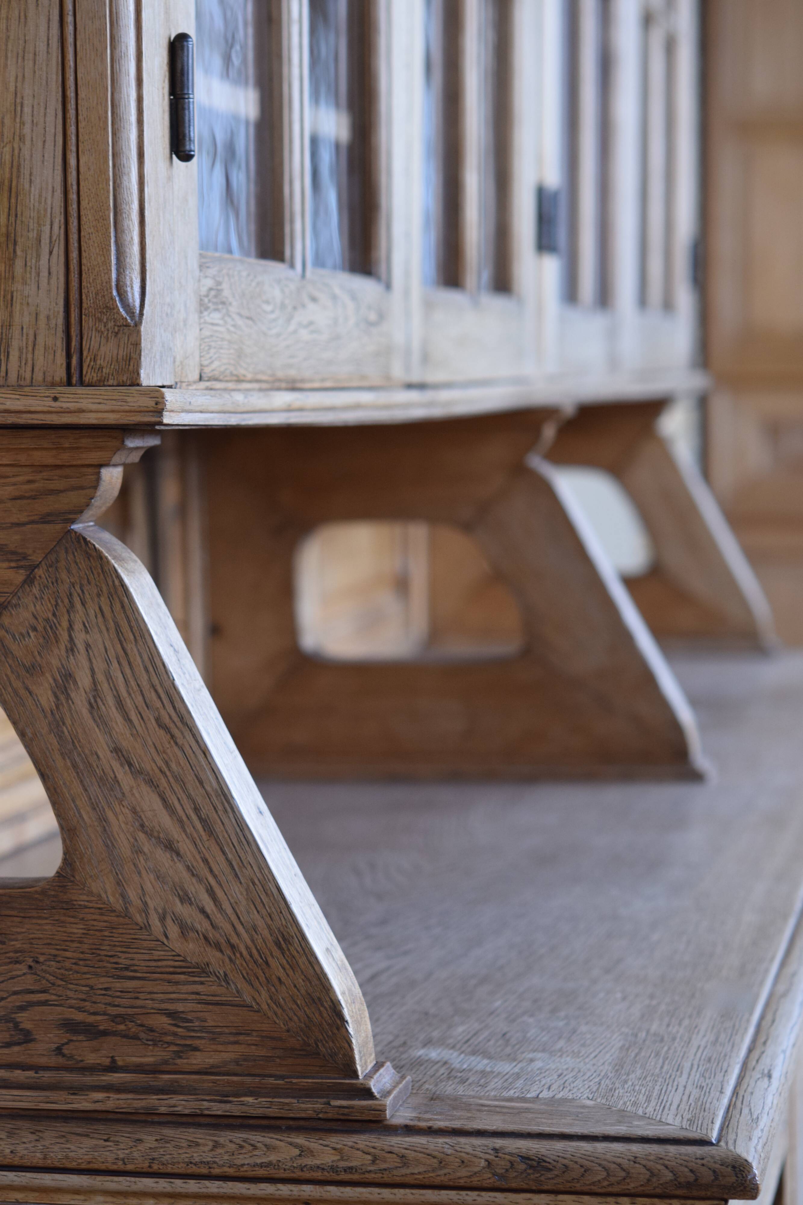 Glass library of a medical school in solid oak from the 1950s.