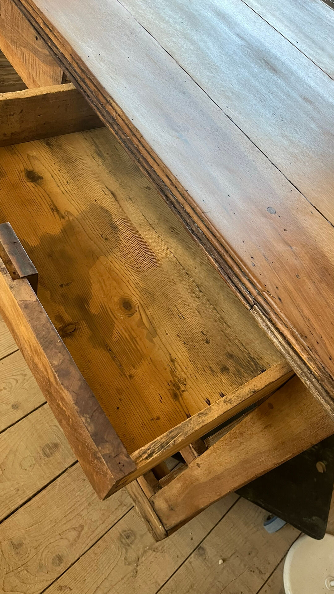 Workshop cabinet with drawers
