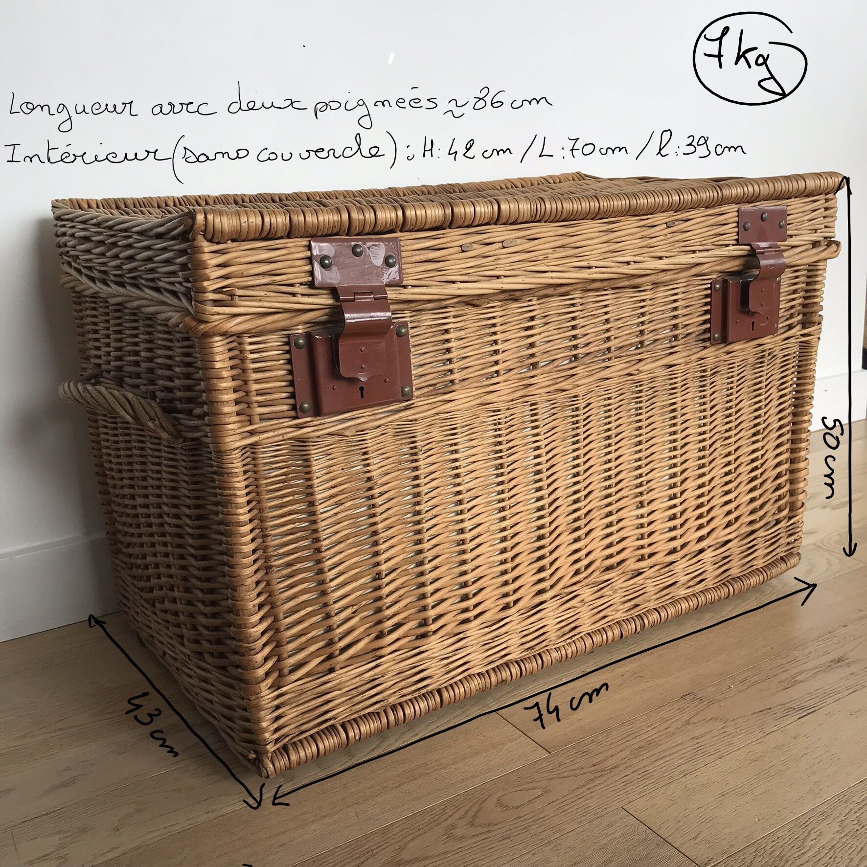 Malle en osier vintage avec fermetures métalliques bordeaux