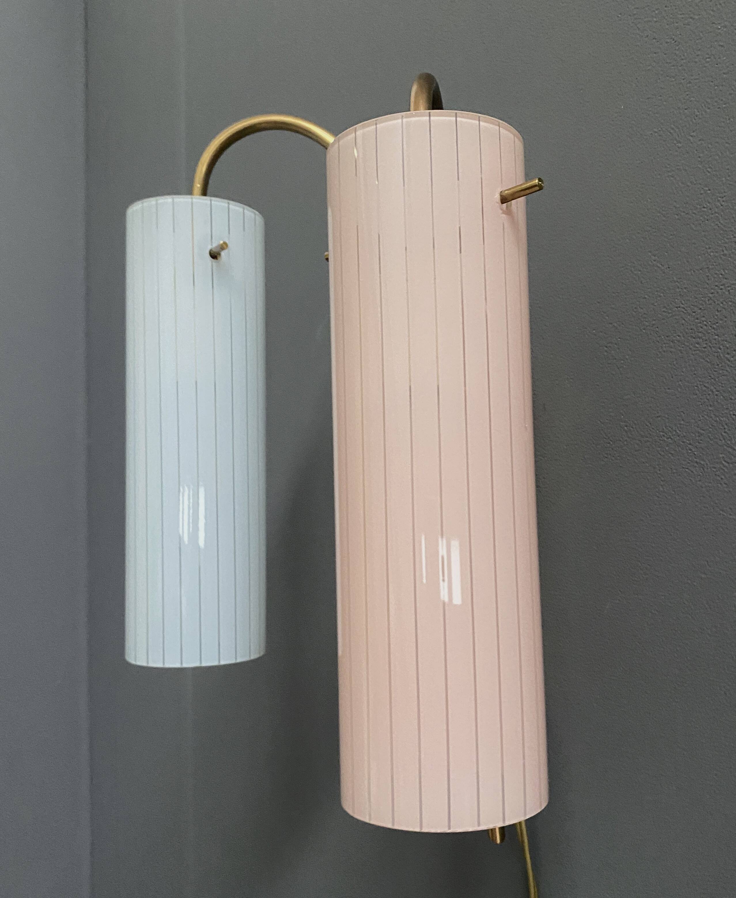 Applique murale en laiton avec abat-jour en verre rose et bleu, années 1960