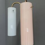 Applique murale en laiton avec abat-jour en verre rose et bleu, années 1960