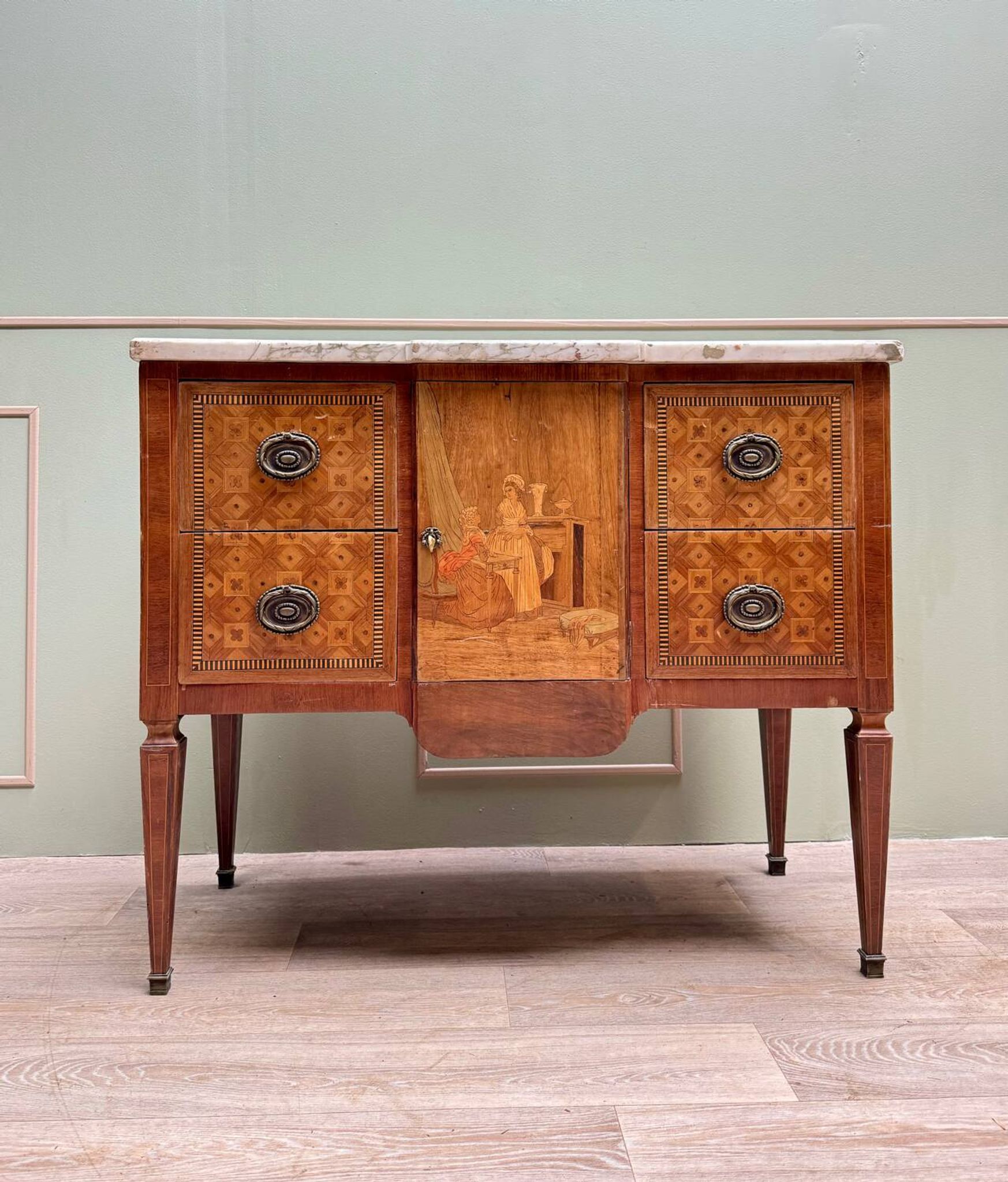 Commode en marqueterie à ressaut centrale de style Transition, XIXème siècle