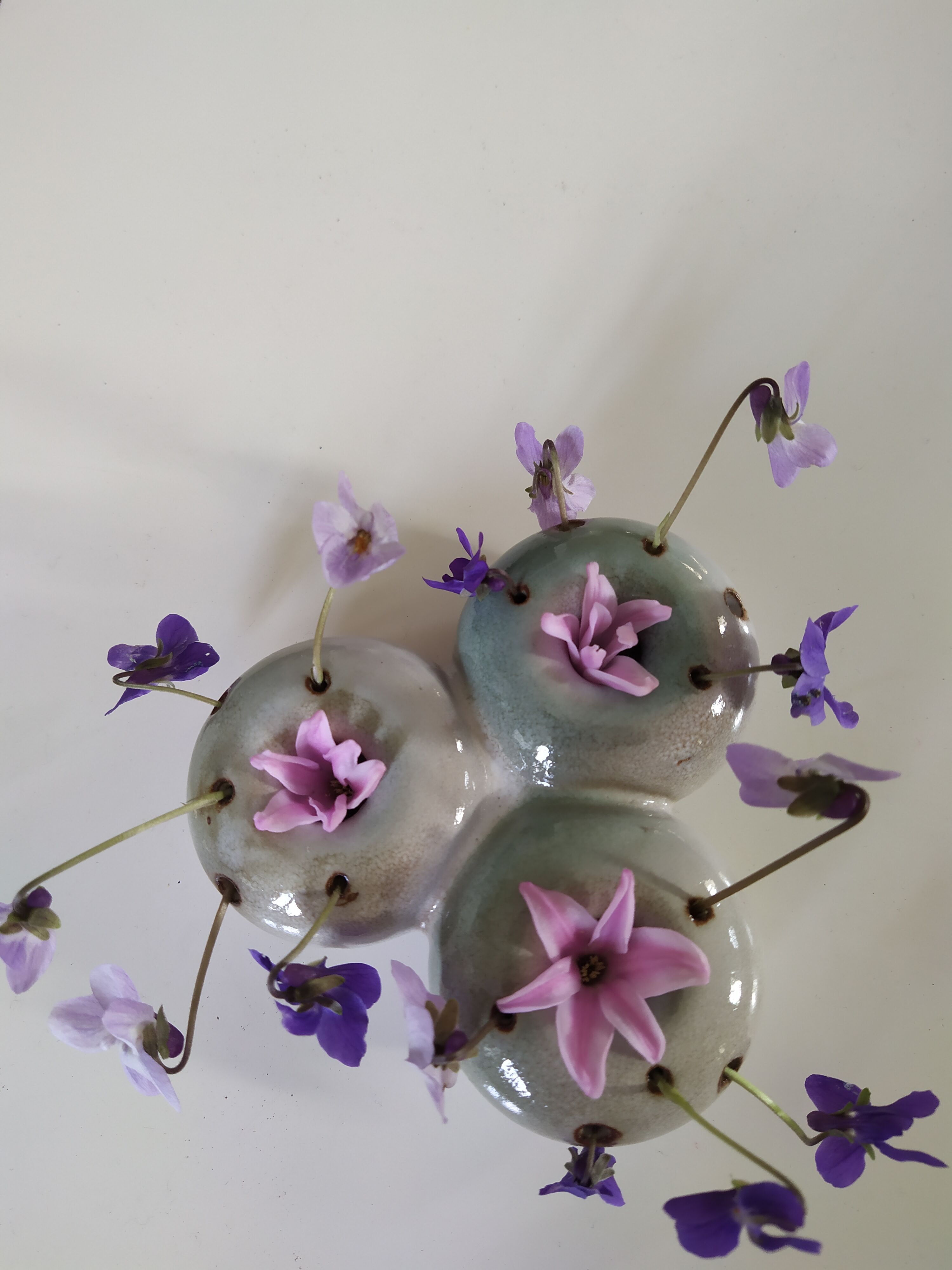 Vase pique flower signed