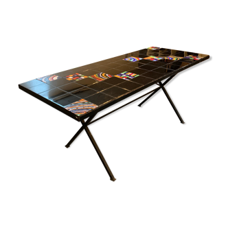 Table à manger au piétement métallique en X et parement de carreaux en céramique peinte, années 50.