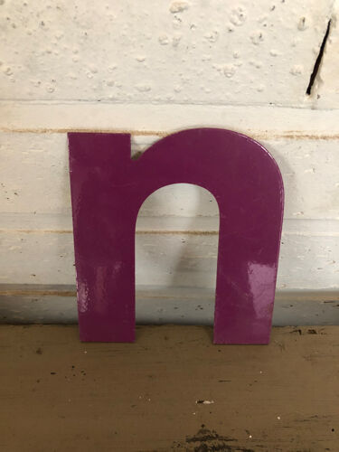 Lettre violette « n » ou « u »