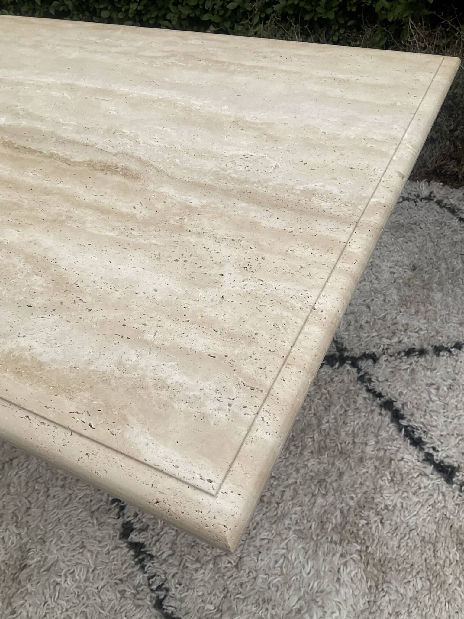 Table basse en travertin 