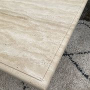 Table basse en travertin 
