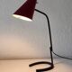Lampe cocotte en métal rouge et noir, design des années 50.