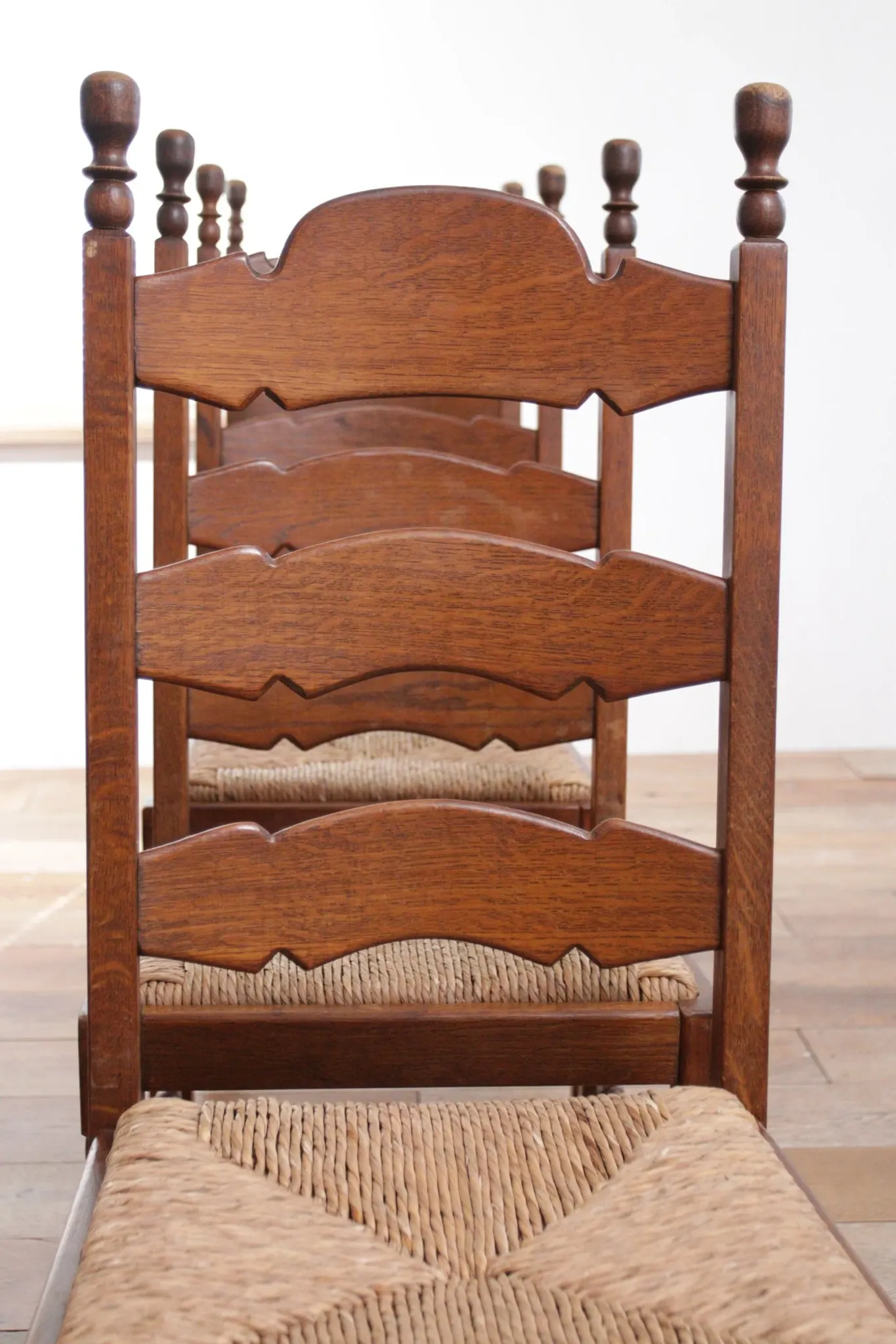 Ensemble de 4 chaises de salle à manger en chêne avec dossier échelle et sièges en paille.
