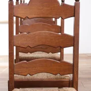 Ensemble de 4 chaises de salle à manger en chêne avec dossier échelle et sièges en paille.