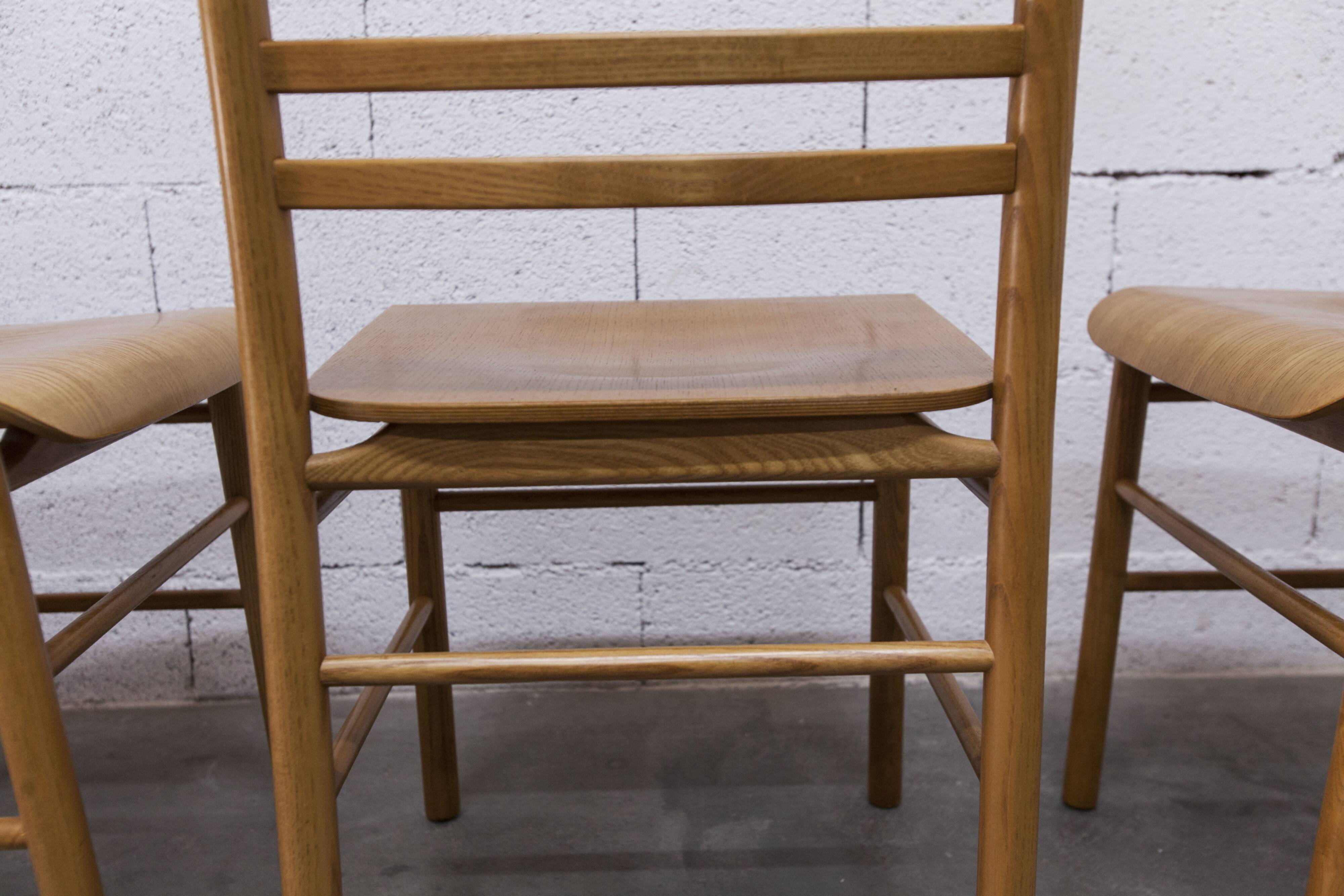 Danish ensemble transformable table 114 cm / 154 + 4 modernist chairs from the 1970s.