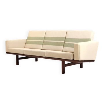 Canapé GE-236/3 en teck par Hans J. Wegner 1960