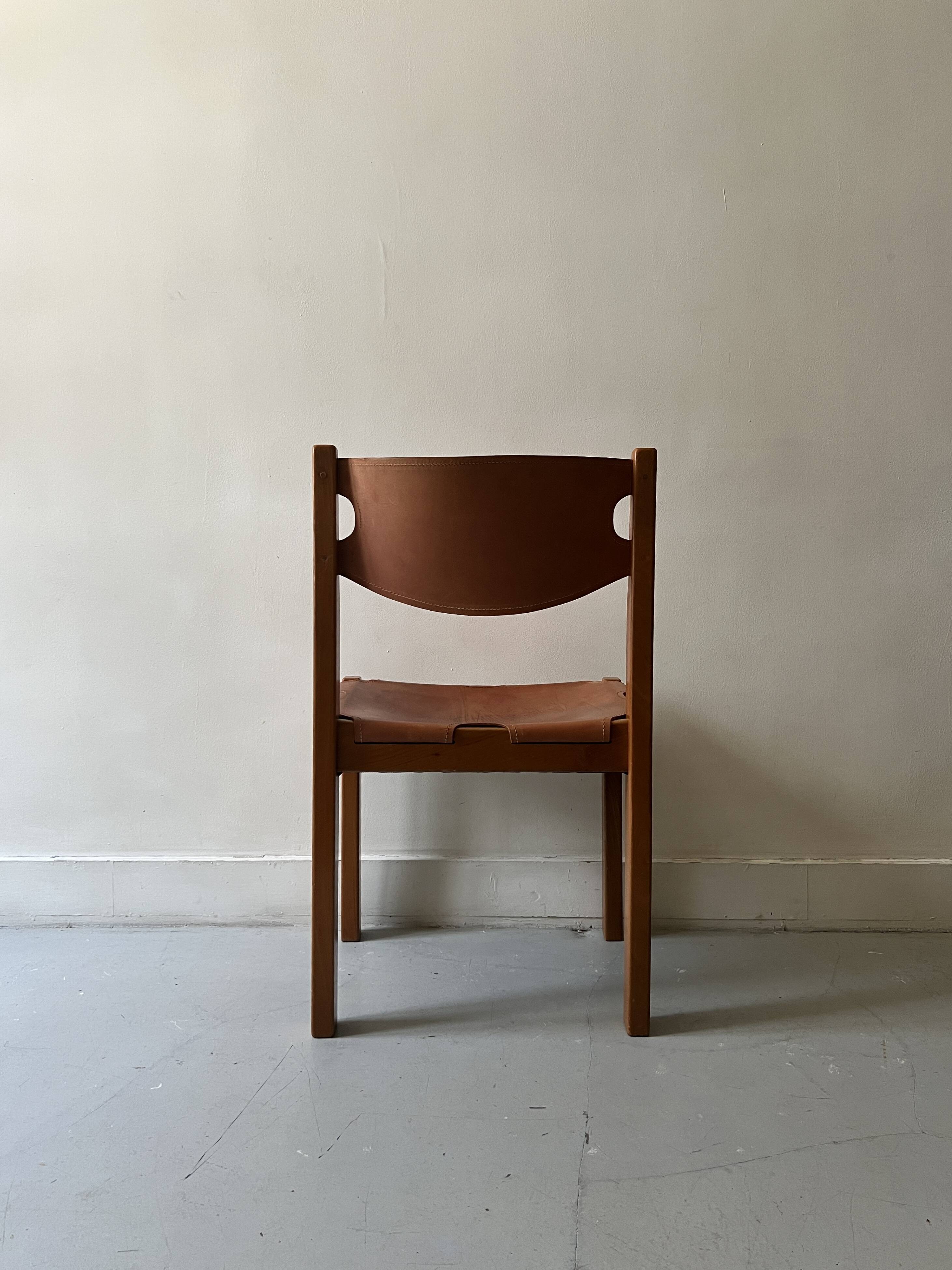 Chaise en bois d'orme et cuir camel Maison Regain, design France