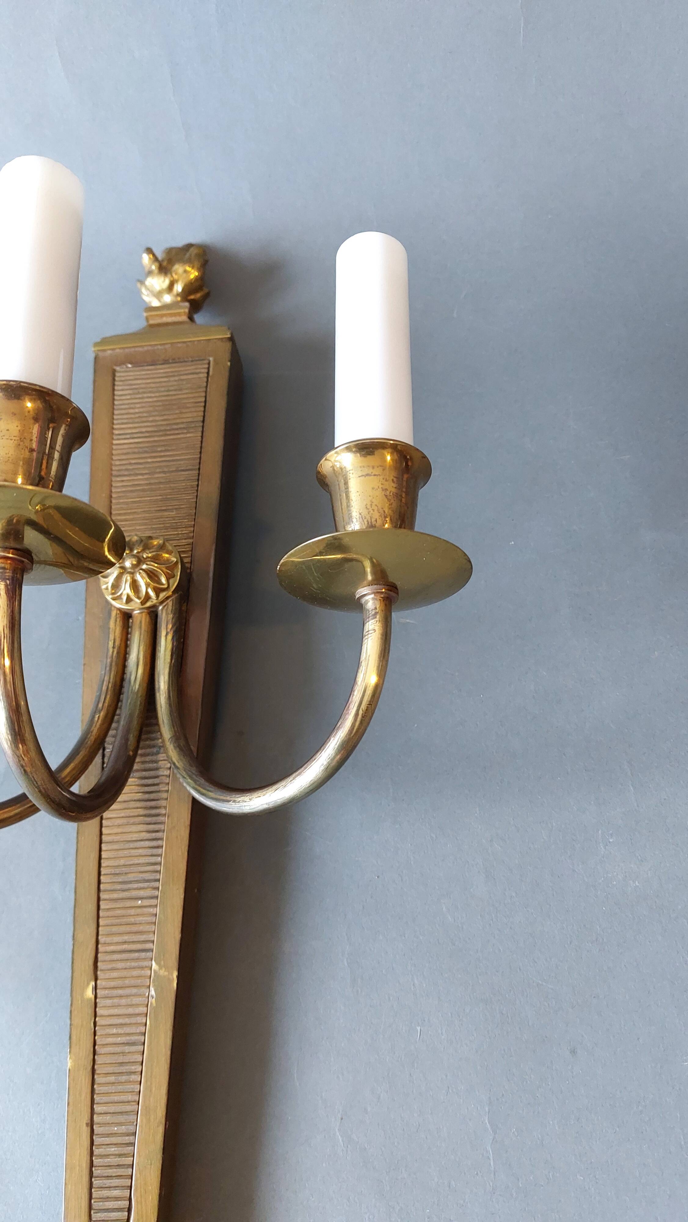 Wall lamp in the shape of a 1940 quiver with three arms, gilded brass and solid mahogany.