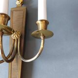 Wall lamp in the shape of a 1940 quiver with three arms, gilded brass and solid mahogany.