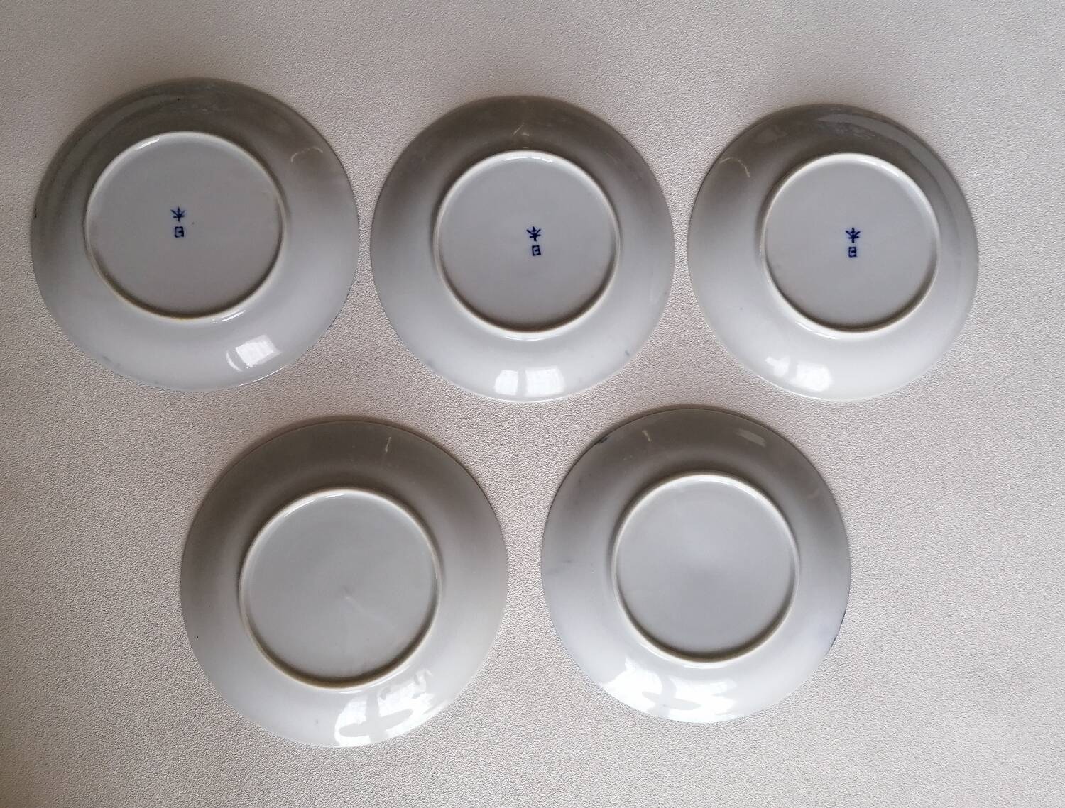 5 white and blue Japanese porcelain tea cups